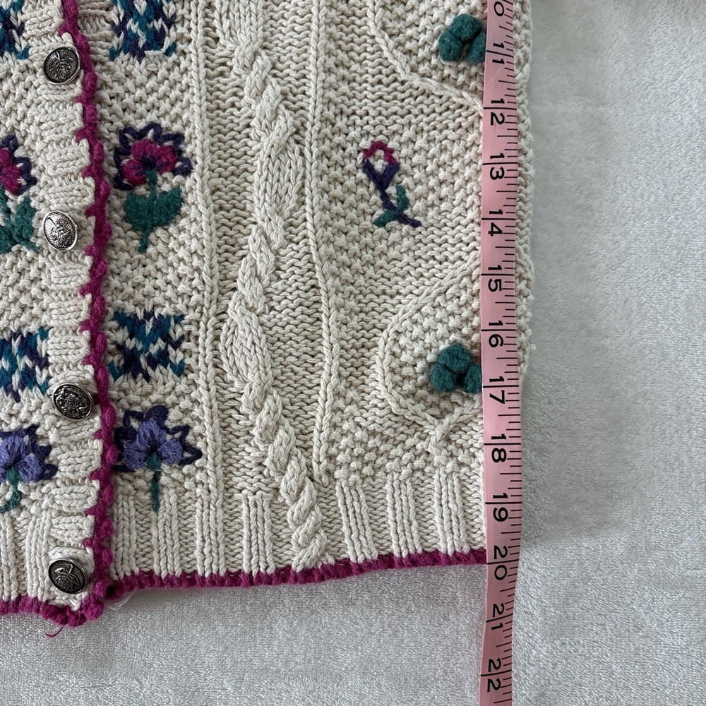 Woolrich Women's White/Cream Small Embroidered Floral Knit Sweater vintage - Picture 7 of 7